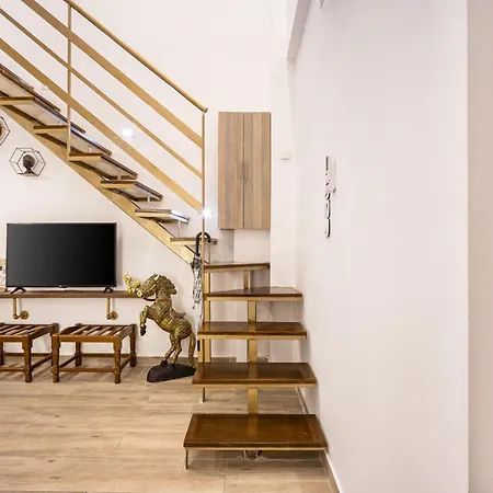 Loft 61 Charming Renovated With A Loft! Apartment